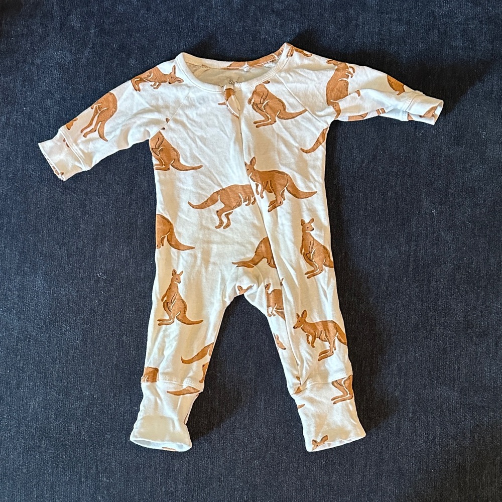 Oliver & Rain Kangaroo Print Kids Newborn Onesie